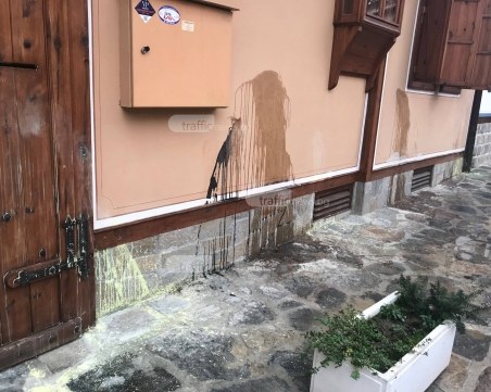 Вандалщина! Заляха къща и кола в Стария град с боя, обявиха награда за информация за извършителя СНИМКИ и ВИДЕО