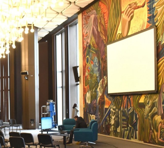 Абсурд: Огромен екран лъсна пред шедьовър на изкуството в НДК СНИМКИ