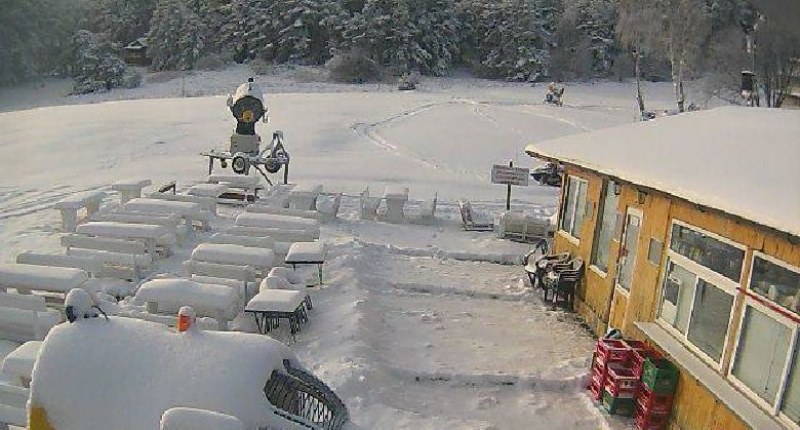 Над 70 машини разчистват пътищата в Родопите, сняг натрупа и на хижа Здравец СНИМКА