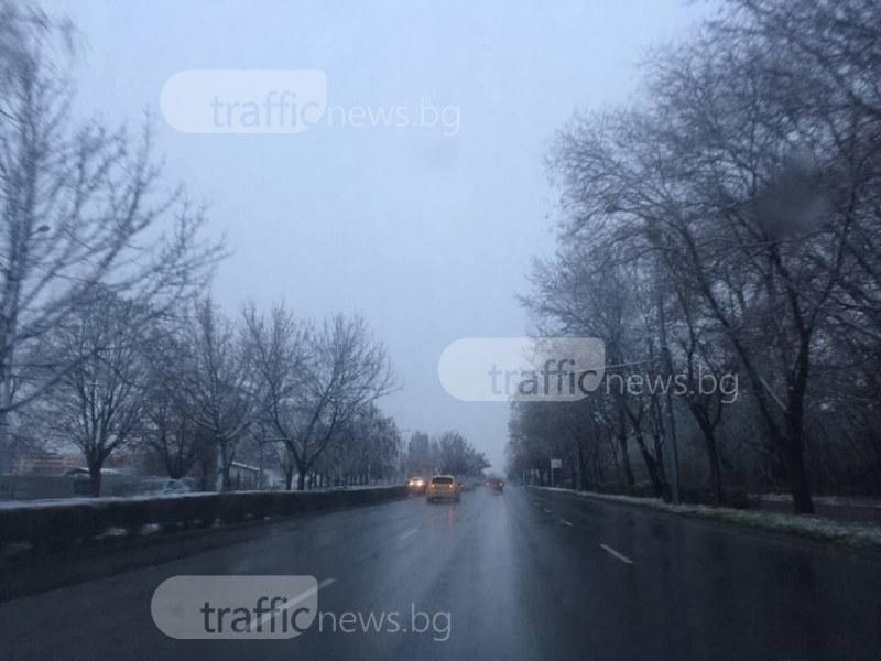 Снежно утро в Пловдив, валежите продължават СНИМКИ