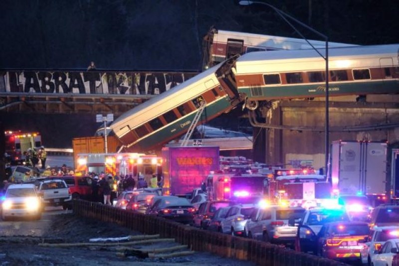 Трима души са загинали при зверската влакова катастрофа в САЩ ВИДЕО