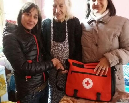 Доброволци върнаха радостта в очите на 82-годишна пловдивчанка СНИМКИ