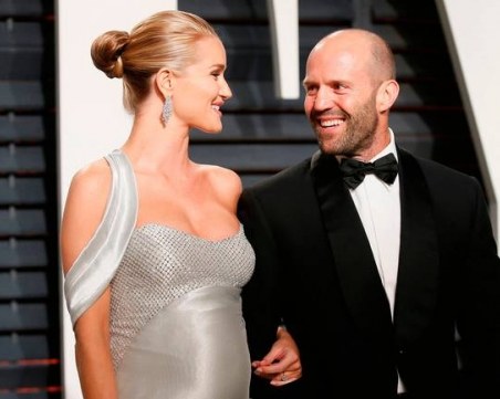 Джейсън Стейтъм и Роузи с първи снимки на сина си