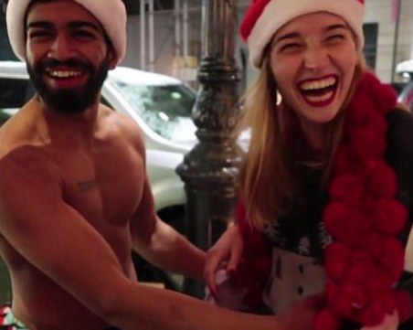 Гола моделка си изрисува коледен костюм и тръгна по улиците ВИДЕО