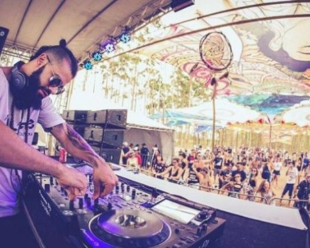 Известен диджей почина, след като сцена се срути на главата му ВИДЕО