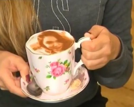 Нова мода: Селфичино - кафене прави селфита върху капучино ВИДЕО