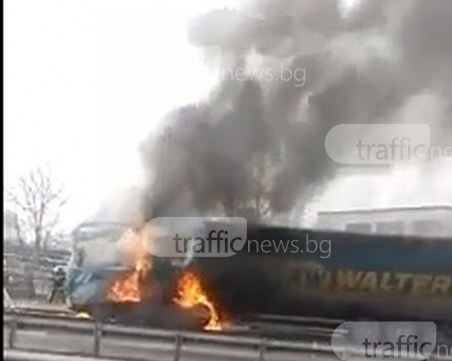 Памперси пламнаха в тир на Цариградско! Пожарникари се борят с пламъците ВИДЕО