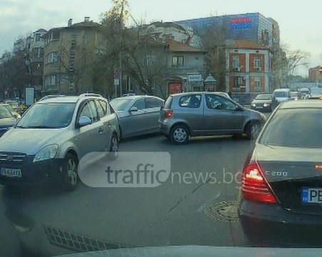 Ругатни, мръсна газ и пълен абсурд! Пловдивчанка затапи движението в центъра, освиркаха я ВИДЕО