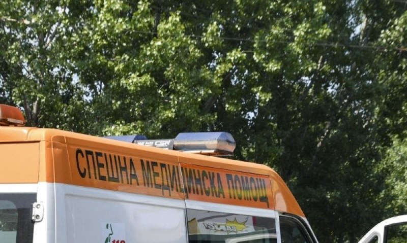Абсурд по български! Болница дала линейка под наем за такси