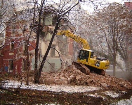 Бутат опасни сгради в Кършияка СНИМКА