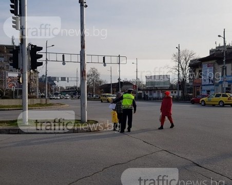 75-годишен дядо прескача мантинели на Централна гара, не знаел, че има подлез СНИМКИ