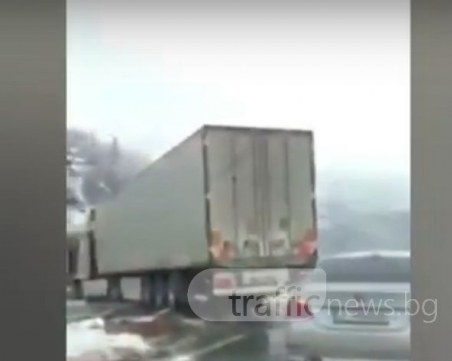 Катастрофа с тир затапи движението на магистрала 