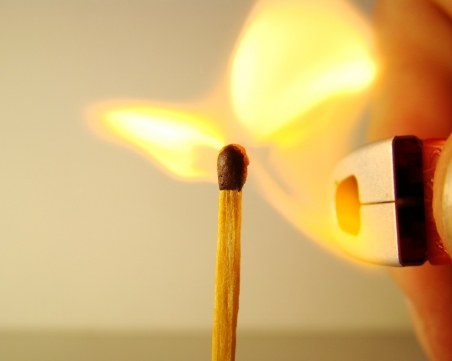 Мъж се самозапали в дома си, пламна и жена му