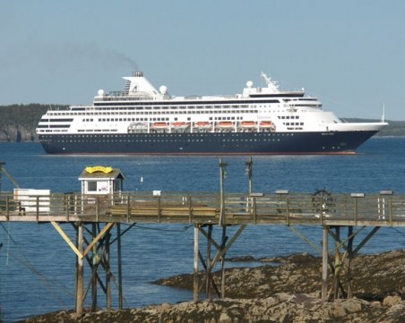 Потъна ферибот с 251 души на борда