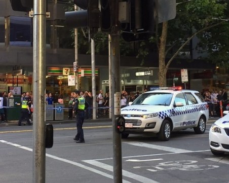 Шофьор се вряза в тълпа пешеходци в Мелбърн СНИМКИ