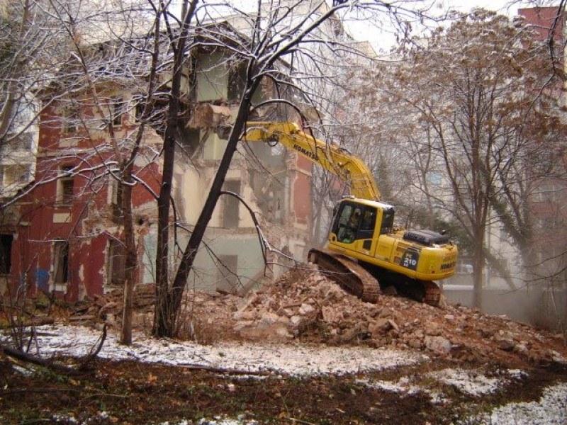 Бутат опасни сгради в Кършияка СНИМКА