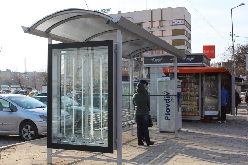 Шест автобусни спирки в Пловдив се обзаведоха с нови заслони СНИМКИ