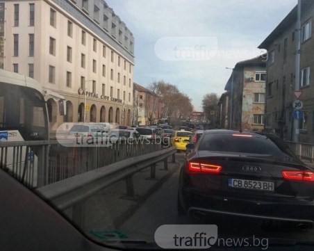 Адско задръстване блокира движението около Сточна гара
