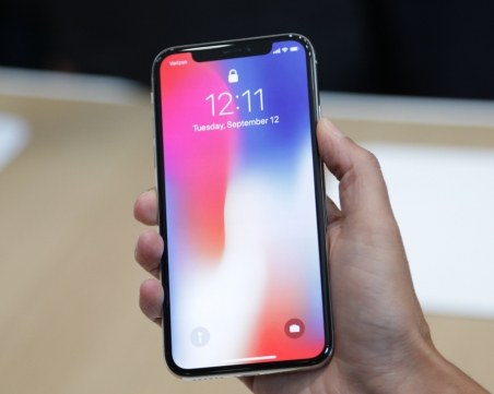 Apple призна, че забавя работата на старите iPhone-и