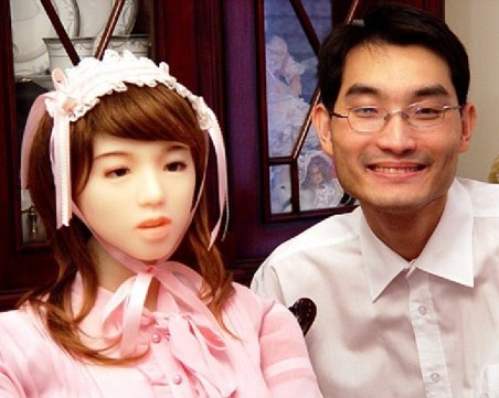 Човекът на бъдещето- влюбен в робот, с имплантиран телефон в главата