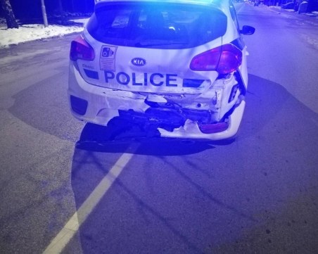 Екшън тази нощ! Джип с пълна газ на заден ход блъсна два полицейски автомобила СНИМКИ