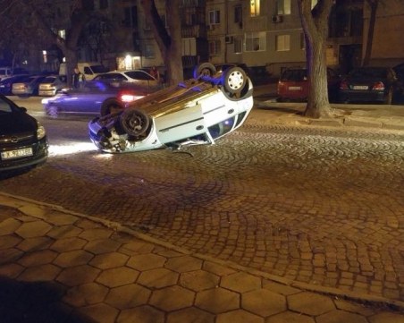 Каскада в Кючука! Автомобил се обърна по таван СНИМКА