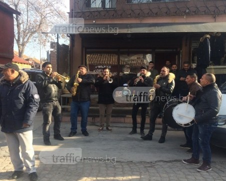Коледата в Столипиново вече започна! Цигански оркестър огласява махалата ВИДЕО