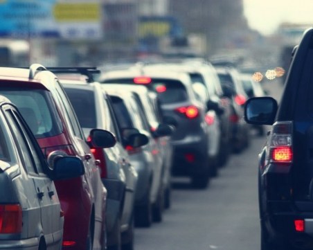 Натоварен трафик очаква всички пътуващи по празниците