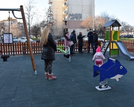 Нова детска площадка радва децата на ЖР Тракия СНИМКИ