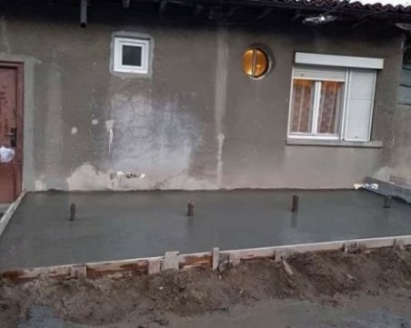 Пълен абсурд! Семейство се събуди със....спирка пред дома си