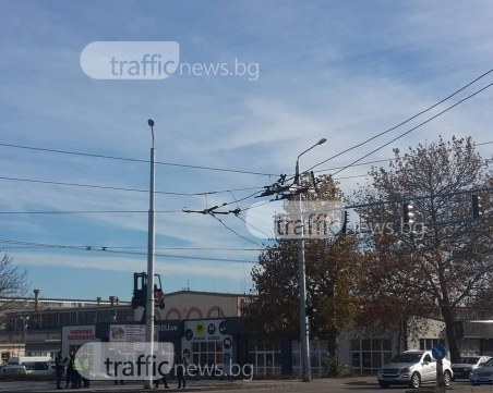 Смелчаци се опитаха да крадат тролейбусни жици от центъра на Пловдив, арестуваха ги