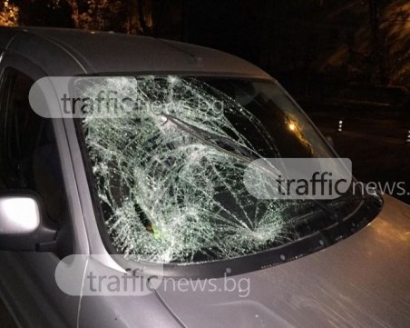 Вандал хвърли тухла по колата на млад пловдивчанин, строши предното стъкло