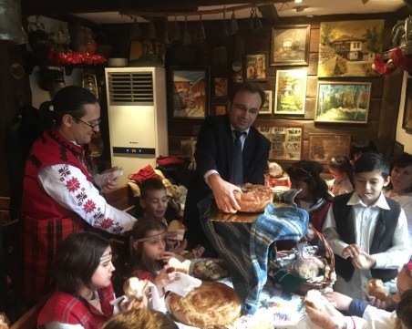 Второкласници изненадаха с коледарски песни своите съученици в Пловдив СНИМКИ