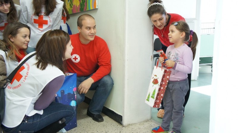 Младежи от БЧК с подаръци и изненади за децата в пловдивски болници