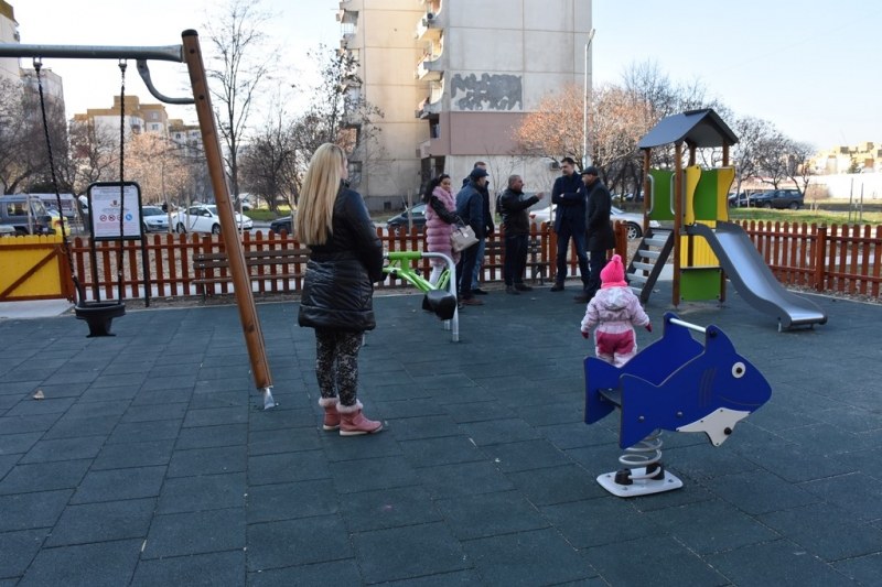 Нова детска площадка радва децата на ЖР Тракия СНИМКИ