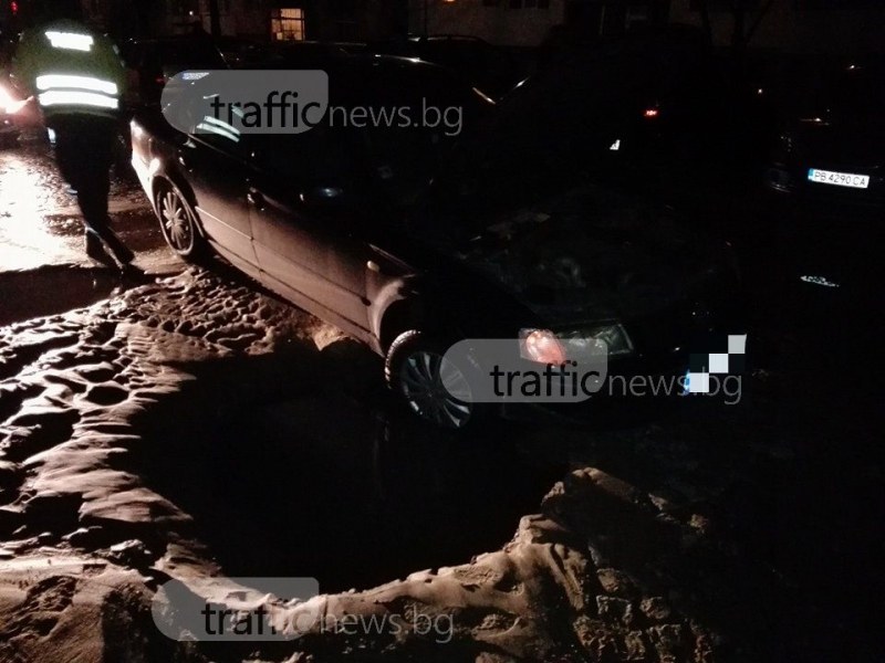 Огромна дупка зейна на улица в Кючука, пловдивчанка пропадна в нея СНИМКИ