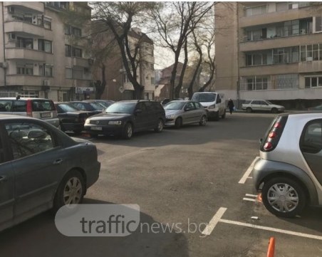Скобите срещу бариерата! Нов паркинг влудява пловдивчани СНИМКА