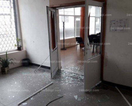 Бизнесмен превъртя - чупи и плюе по кметове, нападна с юмруци шеф на ОбС