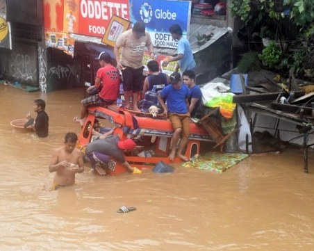 Близо 90 души загинаха, десетки са в неизвестност след бедствие във Филипините
