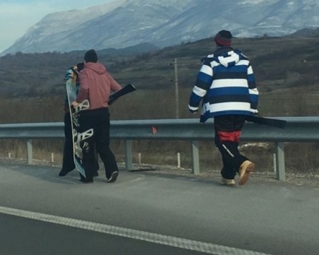 Ски и сноуборд летяха по магистралата, като по чудо няма пострадали