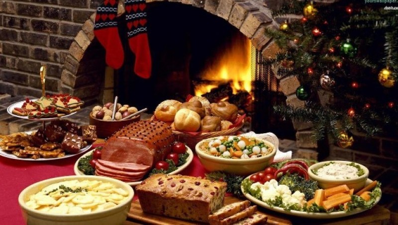 За ядене и пиене - българите харчат 2,2 милиарда лева по Коледа и Нова година