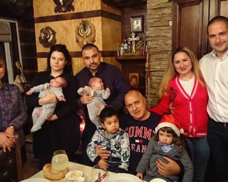 Бойко Борисов събра цялото семейство в дома си навръх Бъдни вечер СНИМКИ