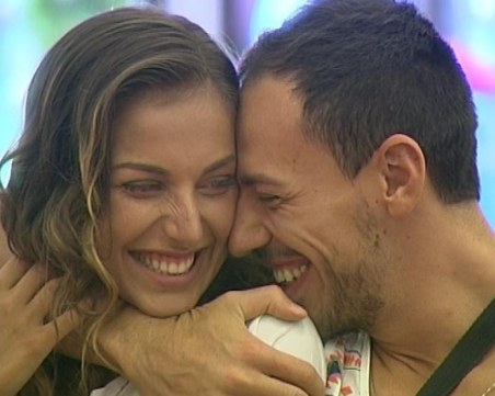 Дани Петканов сподели снимка от видеозон! Бременна ли е Алекс?