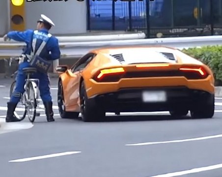 Полицай на велосипед догони… ламборгини, написа му акт ВИДЕО