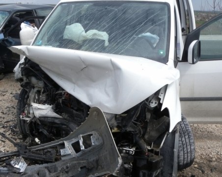 Трима младежи загинаха, след като ауди се заби в бетонен гараж