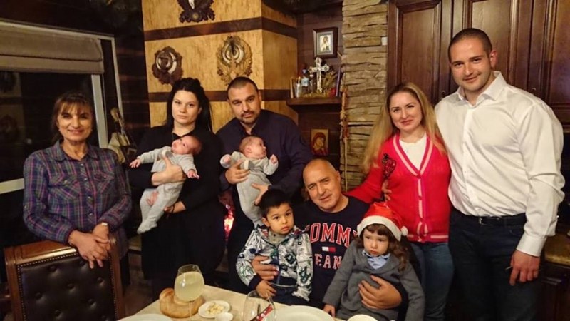 Бойко Борисов събра цялото семейство в дома си навръх Бъдни вечер СНИМКИ