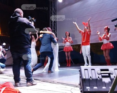 Млад пловдивчанин направи романтично предложение за брак в Капана СНИМКИ