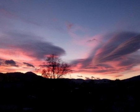 На най-светлите празници ангелски криле и кръст осеяха небето СНИМКИ