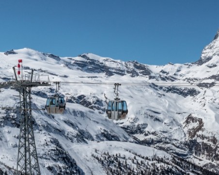 Над 160 скиора останаха блокирани на лифт