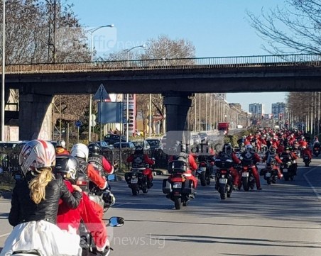 Над 300 рокери напълниха улиците на Пловдив! Започна коледното шествие СНИМКИ